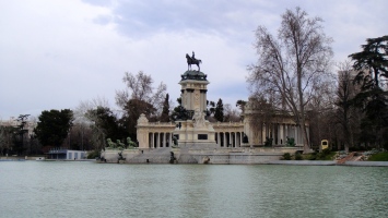 Monumento Alfonso XII, y el Lago